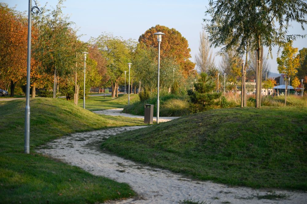 TÁT KÖZTÉRFEJLESZTÉSE, KÖZPONTI TÉR / TÁTIKA TÉR