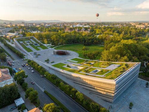 ÚJ NÉPRAJZI MÚZEUM TETŐKERTJE